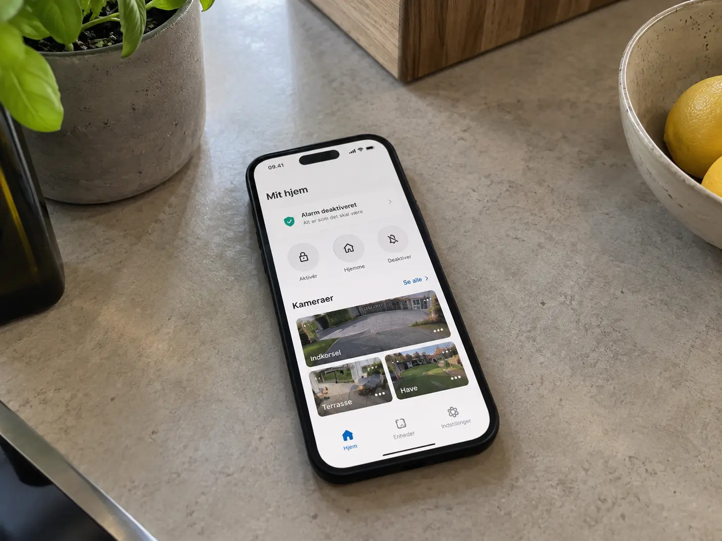 Smartphone med alarm-app liggende på et køkkenbord